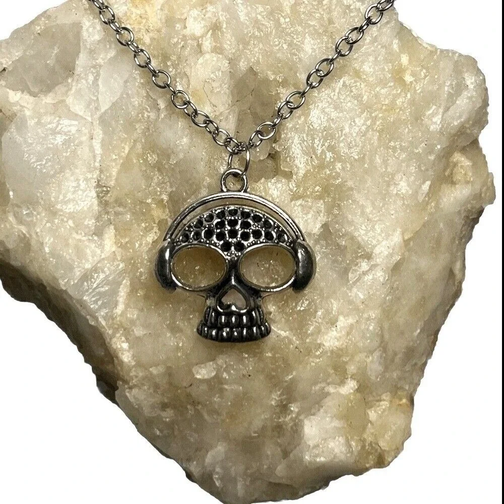 Unbranded Skull Headphones Necklace Unisex 22